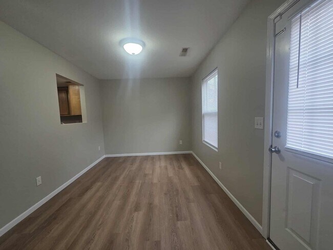 Building Photo - 936 W 8th St