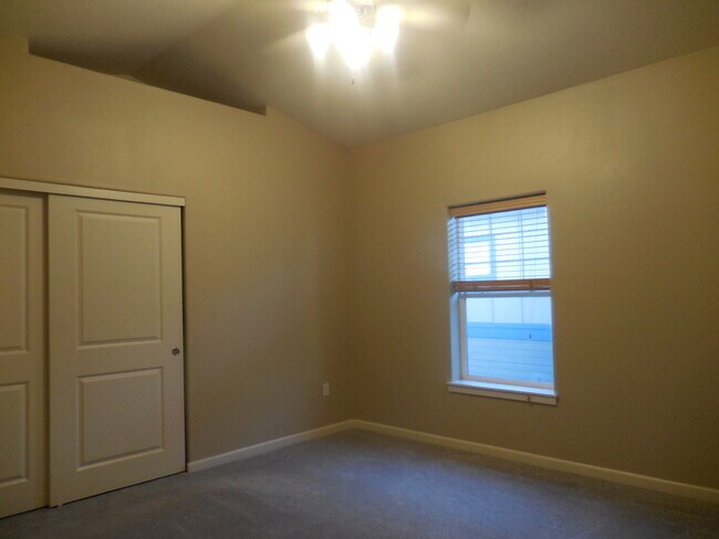 Building Photo - 1050 SW 170th Ave