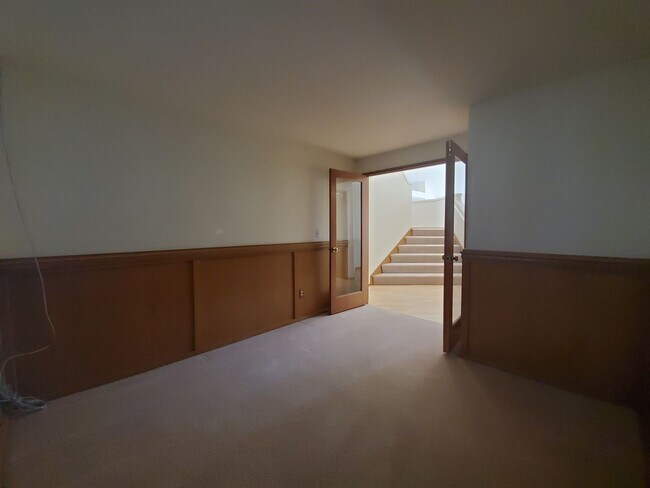 Building Photo - 4-Bedroom, 2.5-Bath located in Horn Rapids...