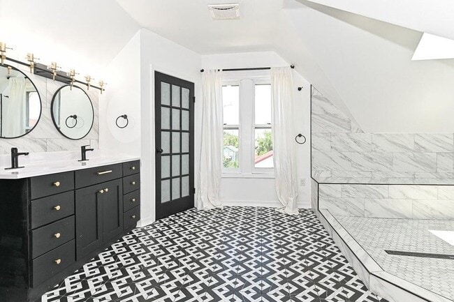 Building Photo - 118 W Reservoir Ave