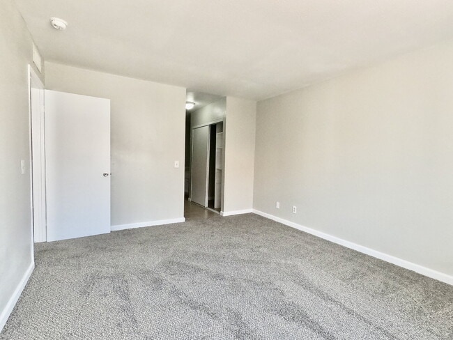Building Photo - 3 BEDROOM CONDO | COMMUNITY POOLS + WALKING TRAILS | CENTRAL LAS VEGAS LOCATION
