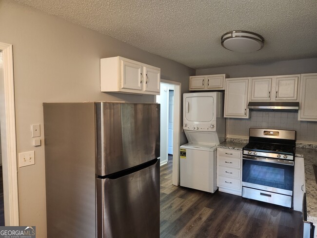 Building Photo - 4002 Hawthorne Cir