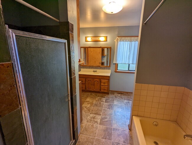 Main floor/Master Bathroom - 1119 Nevada St