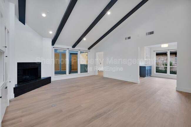 Building Photo - 6114 Hummingbird St