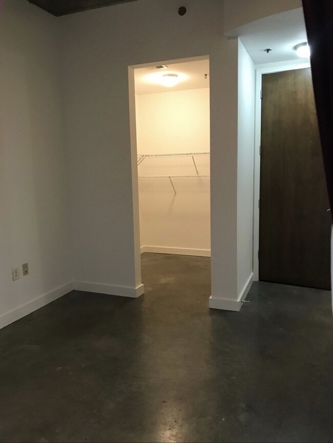 Building Photo - SLEEK 1 BED 1 BATH MUSIC ROW CONDO