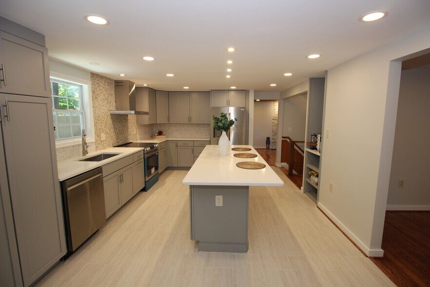 Building Photo - 2283 Dosinia Ct