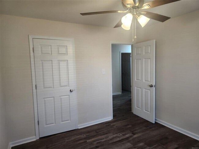 Building Photo - 122 Debra Dr