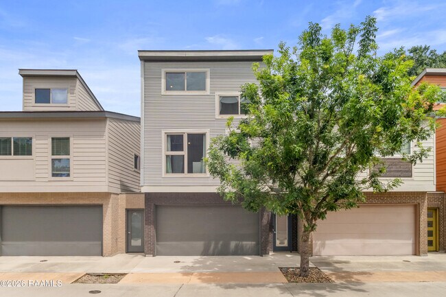 Building Photo - 212 Highland Oaks Ln
