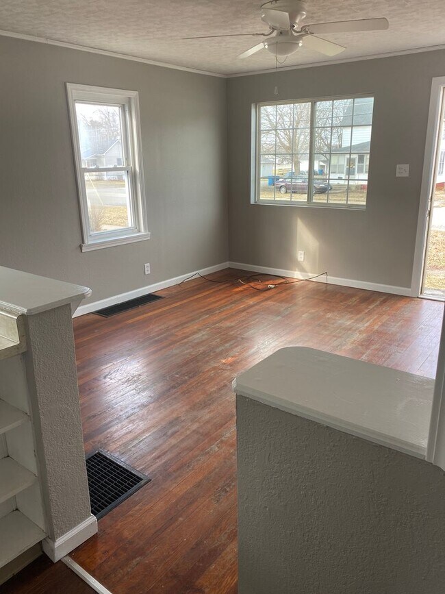 Building Photo - Three Bedroom House