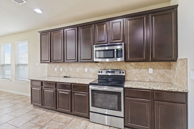 Building Photo - 5 Bedroom/3.5 Bath Saddle Creek Subdivision