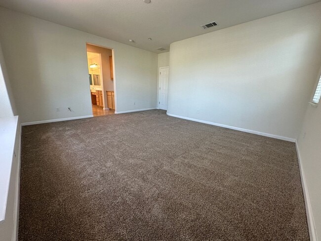 Building Photo - Gorgeous 3 Bed / 2.5 Bath Home in Desirabl...