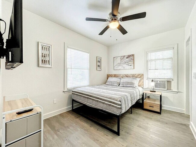 Building Photo - 1829 Hollenbeck Dr