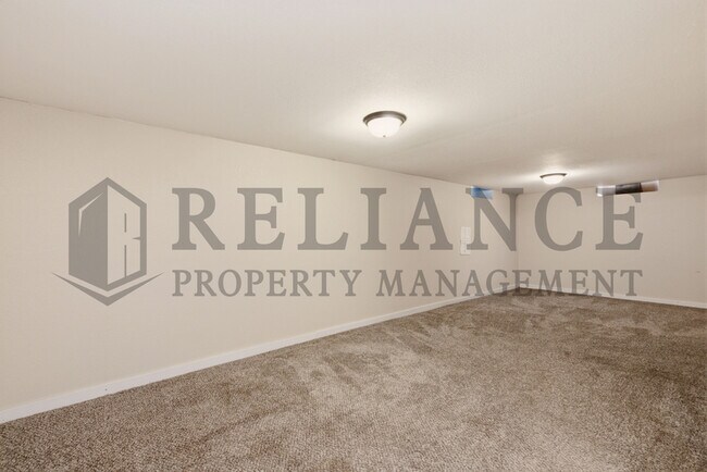 Building Photo - 2017 S Grn Acrs St