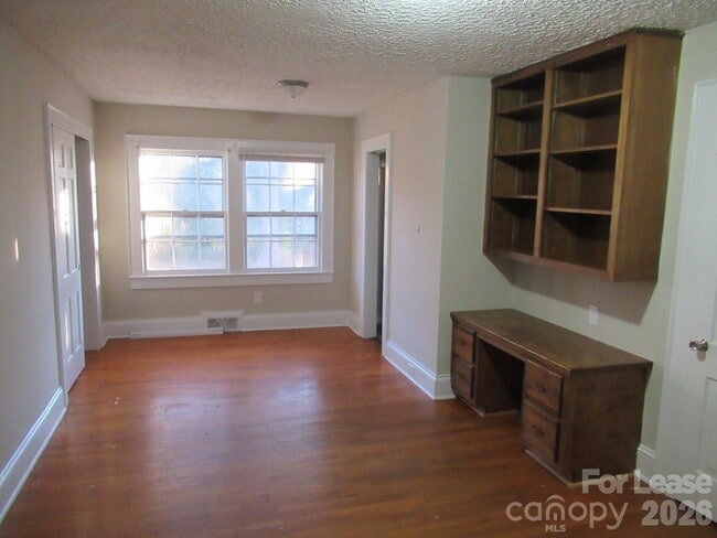 Building Photo - 505 S Cedar St