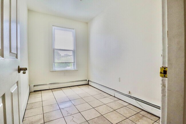 Building Photo - 571 Somerville Ave