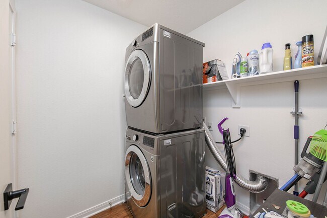 Building Photo - FEB 2026! Beautiful 3/2 Home w/ Huge Backyard in Edgewater!