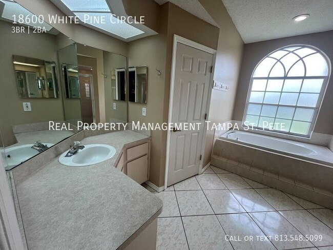 Building Photo - 18600 White Pine Cir