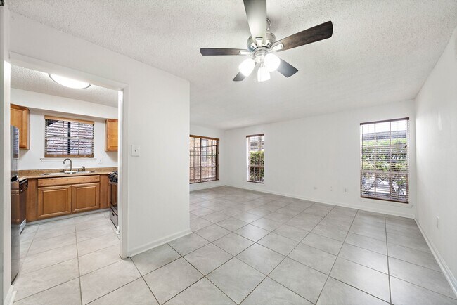 Building Photo - 711 Holiday Dr