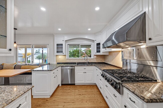 Building Photo - Stunning San Carlos 5 bedroom 4 bathroom H...