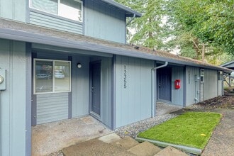 Building Photo - RECENTLY UPDATED 2 BEDROOM 1.5 BATH TOWNHOME IN TIGARD!