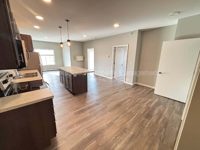 Building Photo - 600 8th St S