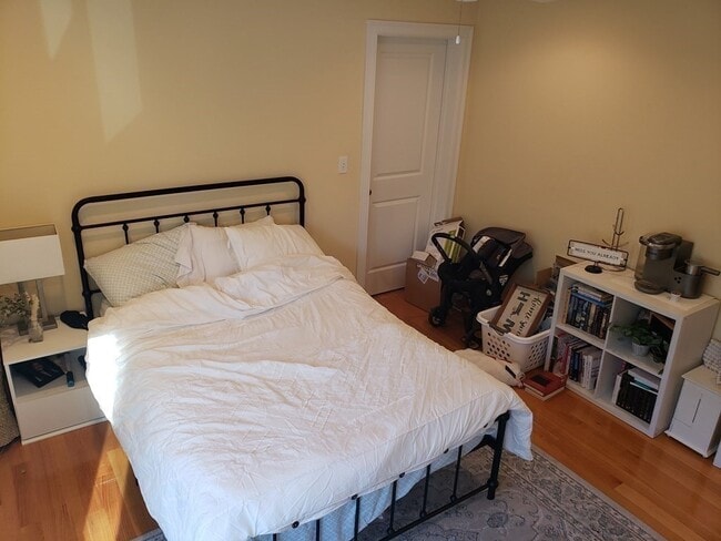 Building Photo - 11 Oak St