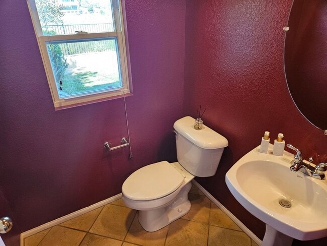 Building Photo - 3 Bedroom - 2.5 Bathroom Townhome in Scrip...