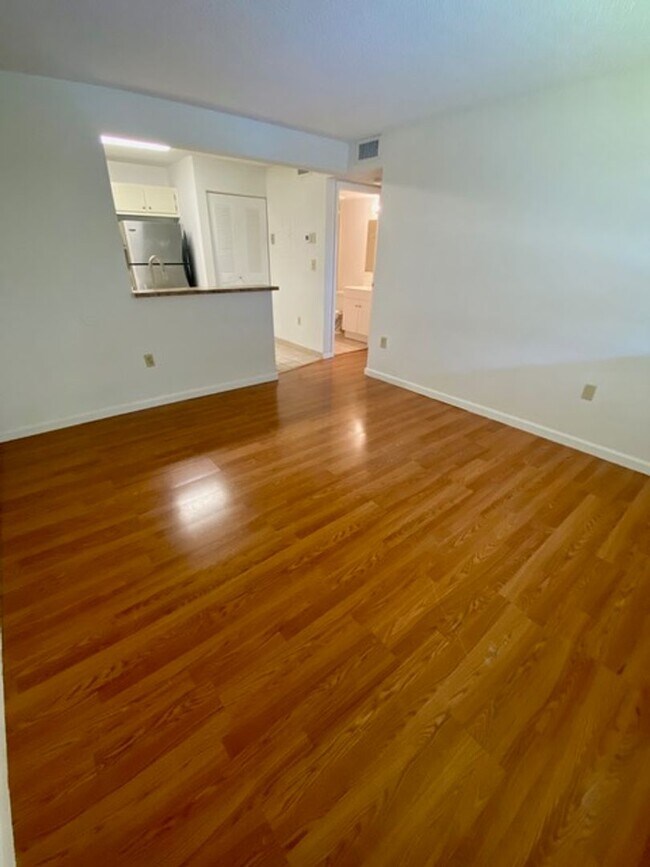 Building Photo - 351 Palm Way
