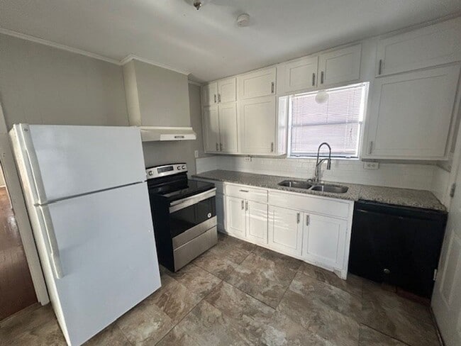 Building Photo - Perfect Family Home