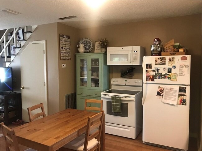 Building Photo - 1904 Holly Ave