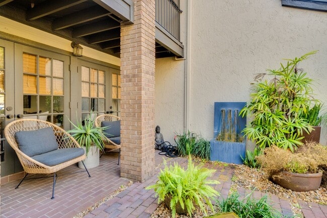 Building Photo - Exquisite 3 bedroom 2.5 bath two-story Executive Condo in Winter Park with 2-Car Garage