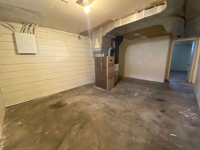 Building Photo - Duplex With Lots Of Room