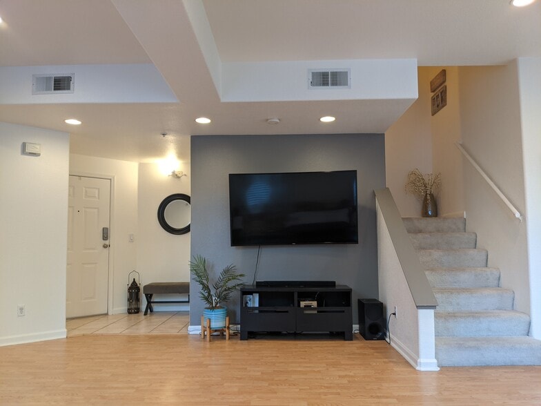 Building Photo - 464 Tower Hill Ave