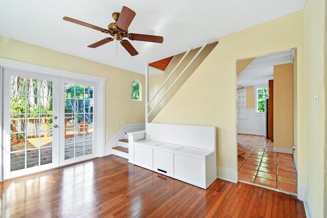 Building Photo - 310 Columbia Dr