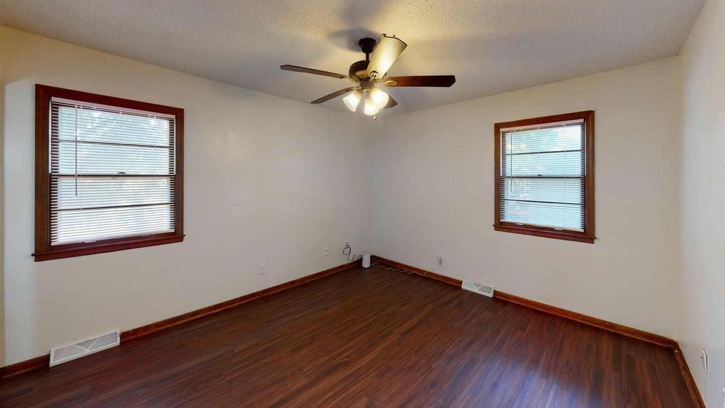 Building Photo - 300 SE Chicago St