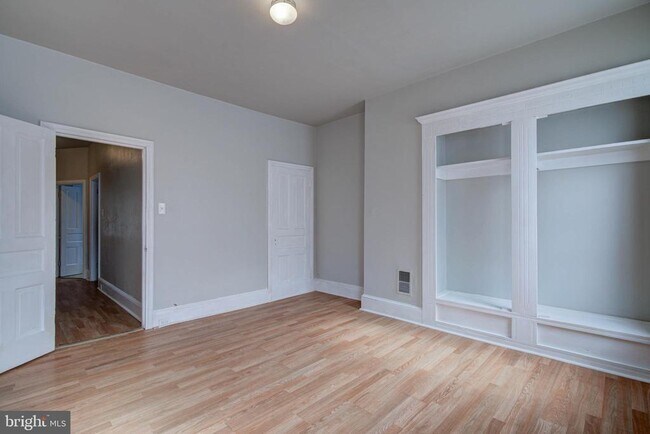 Building Photo - 2069 E Monmouth St