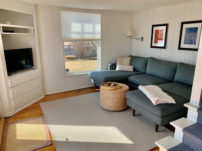 Building Photo - 43 Soundview Ave