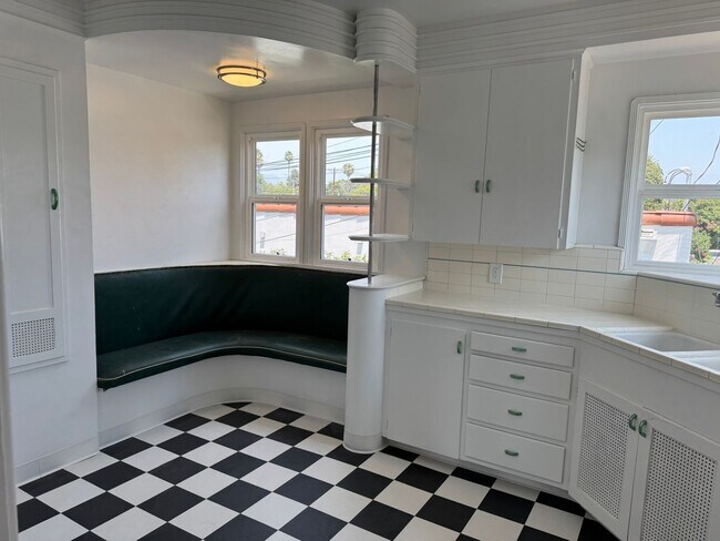 Building Photo - 114