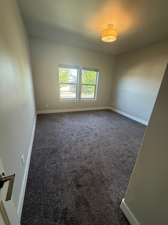 Building Photo - NE 3 Bdrm, 2 Bath, Gas Heat/Fireplace, Air...