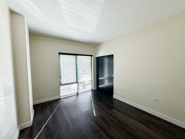 Building Photo - 425 W Beech St