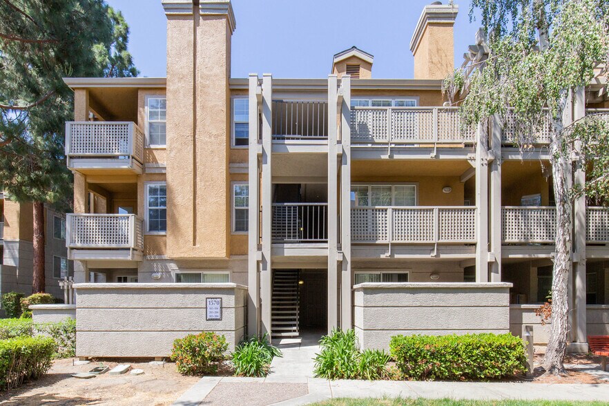 Building Photo - 1570 Vista Club Cir