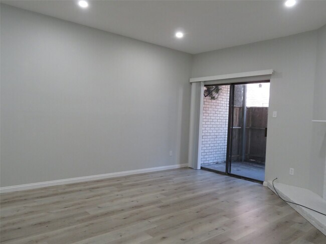 Building Photo - 9707 Richmond Ave.