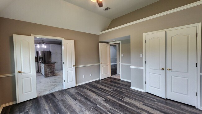Building Photo - Remodeled with Luxurious Finishes!