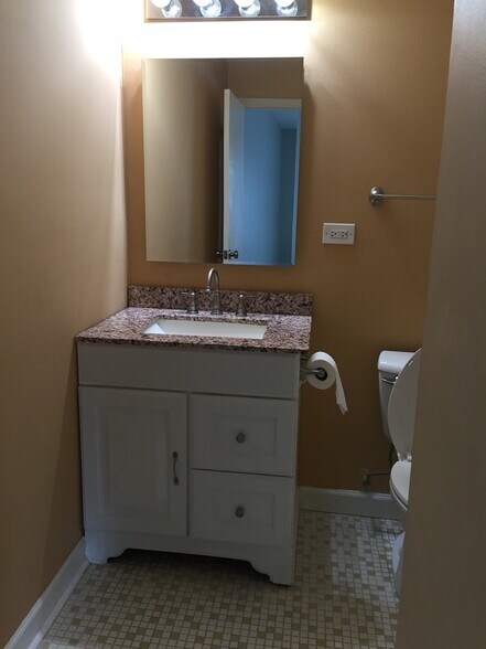 Master bath - 400 74th St