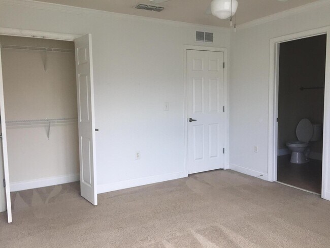 Building Photo - 734 Majestic Dr