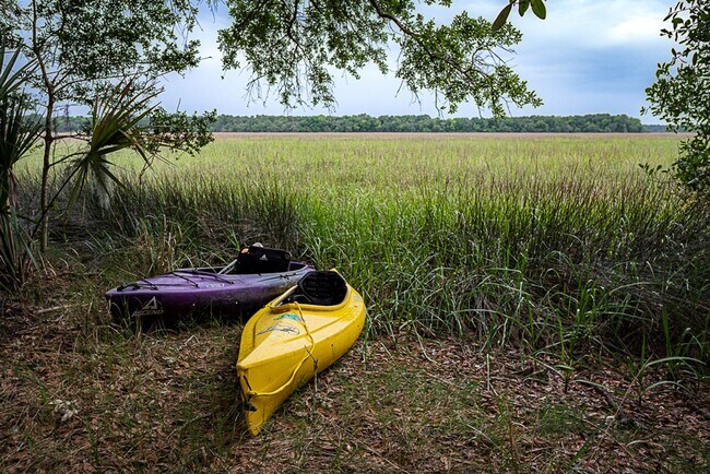 Building Photo - Amazing sunsets at this waterfront home