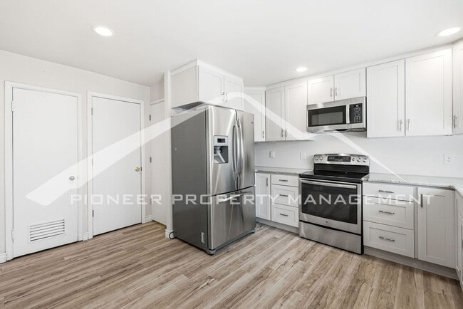 Building Photo - Spacious Home with Office and Fenced Yard