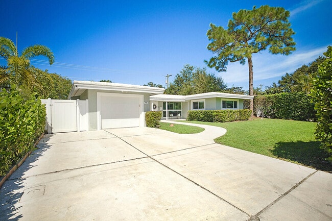 Building Photo - 711 NW 7th Dr