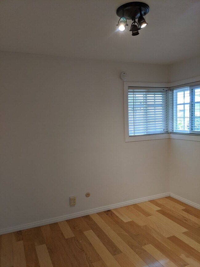 Building Photo - 3 Bedroom 2 Bathroom Home In San Diego