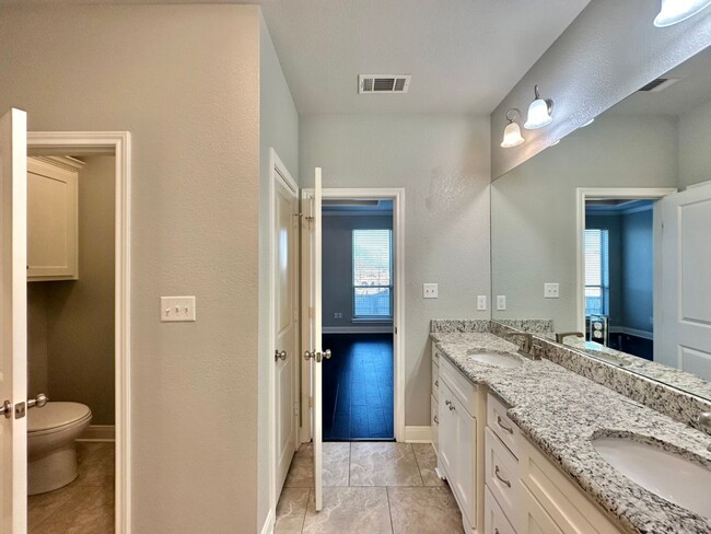 Building Photo - Available Now! Stunning 3 Bed 2 Bath in So...